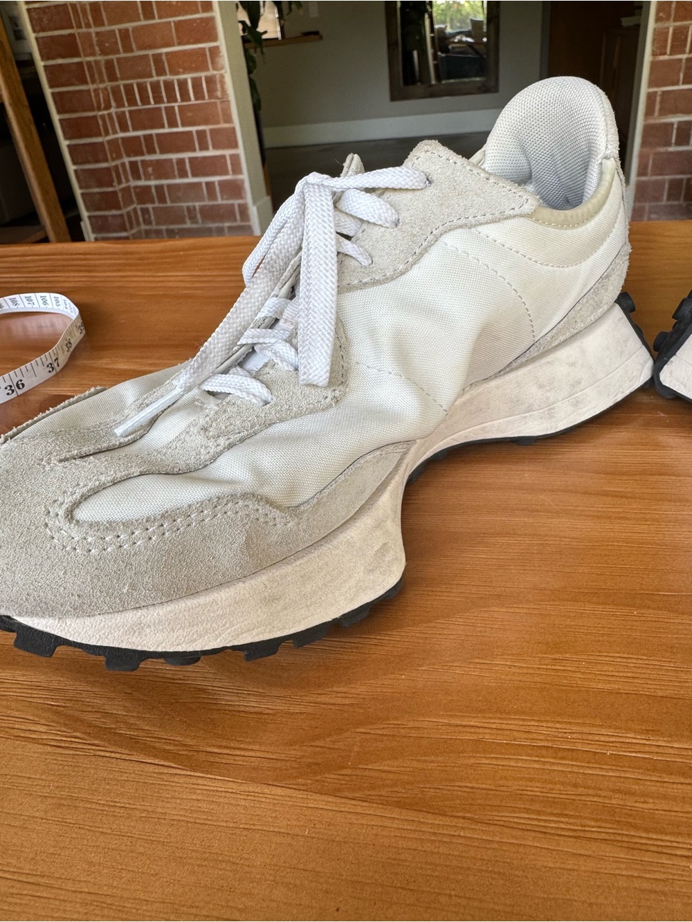 New Balance Women’s 327 Sneaker Size 8 - Picture 7 of 9